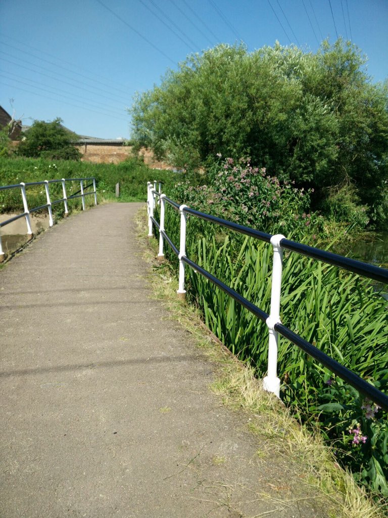 ncs_team1's tweet photo. Before and after, painting the bridge on the #hottestdayoftheyear 😅☀️🌿#cleandemcanals @CanalRiverTrust @NCSEM1 @NCS https://t.co/EViouLtssH