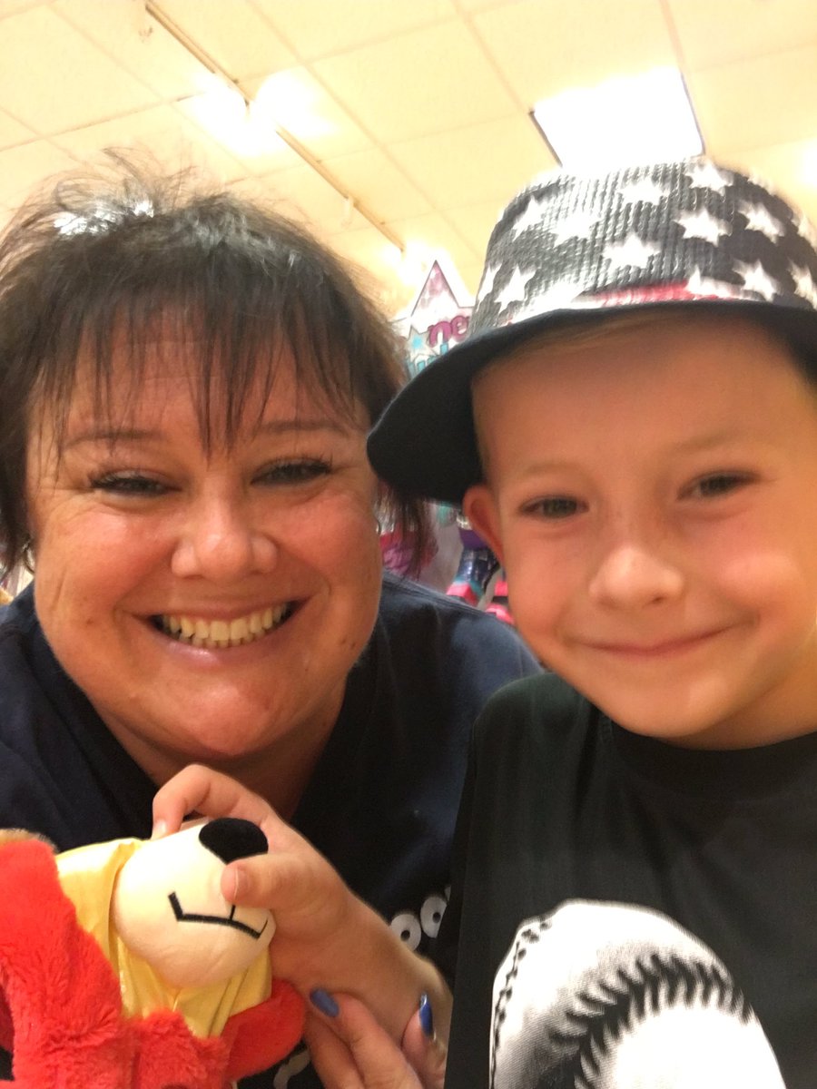WalstromK2's tweet photo. Shopping selfie with Seamus #hmpsummerselfie https://t.co/RczRck0cXM