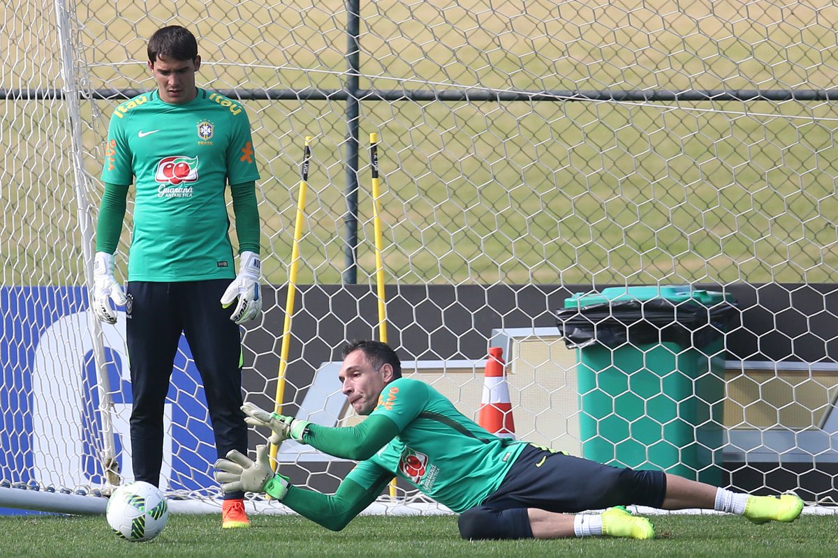 Manhã de trabalho para os goleiros da #SeleçãoOlímpica. Sai que é sua <a href="/Fernando_Prass/">Fernando Prass</a>! Sai que é sua, Uilson! 👐 👐