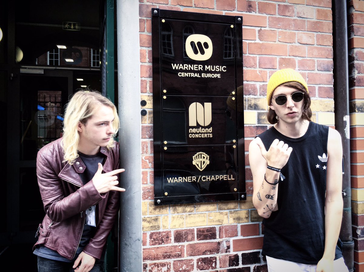THEHUNNABAND's tweet photo. 100LIVIN! ✊🏼 Had an awesome day with the @warnermusicde Gang! Can't wait for everything that's coming 💯 #TheHunna100 https://t.co/Q2c8KqfY3D
