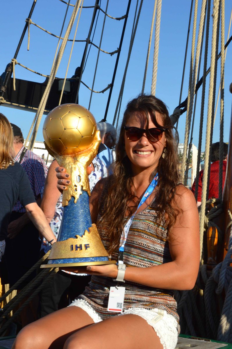 Hand2017's tweet photo. ⚓️ Oh hisse matelot ! Le trophée s'est offert une virée au large de Brest en compagnie de @CleoDarleux ⛵️ https://t.co/n6HUA8Suss