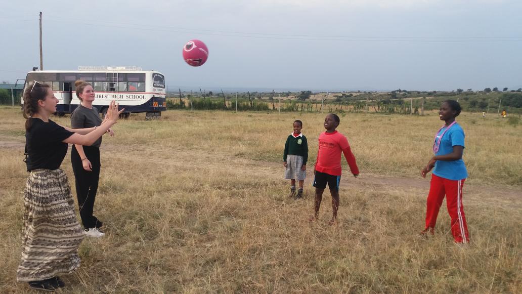 gordanoschooltr's tweet photo. #kenya2016 Playing games with the girls from Sekanani Secondary School. https://t.co/krhsVC1UzJ