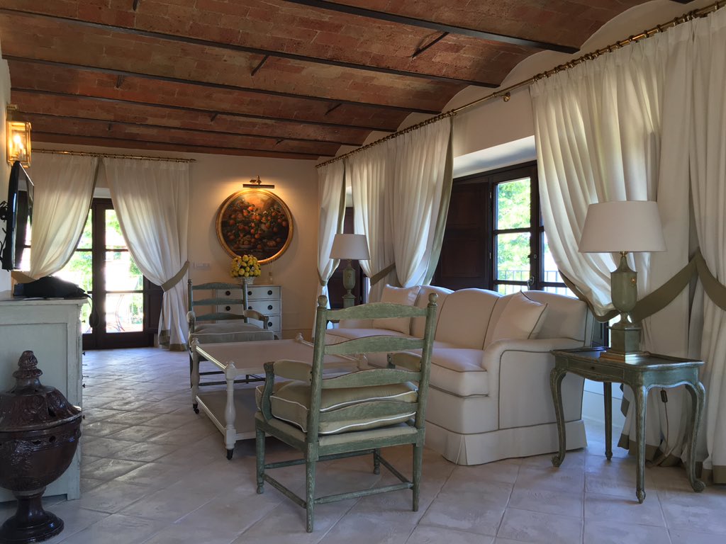 arttrav's tweet image. Arrived in the gorgeous, brand new Limonaia suite @dievole for book presentation &amp;amp;dinner #labuonapizza