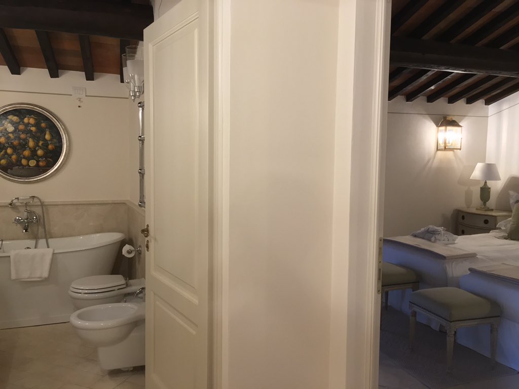 arttrav's tweet image. Arrived in the gorgeous, brand new Limonaia suite @dievole for book presentation &amp;amp;dinner #labuonapizza