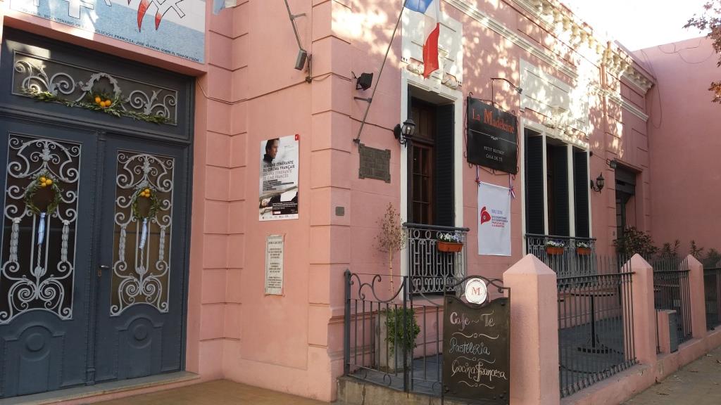CasaDFSarmiento's tweet photo. Alianza Francesa de San Juan acompaña en la ornamentación de edificios,como lo sugería Sarmiento #FelizIndependencia https://t.co/ri870nCDuY