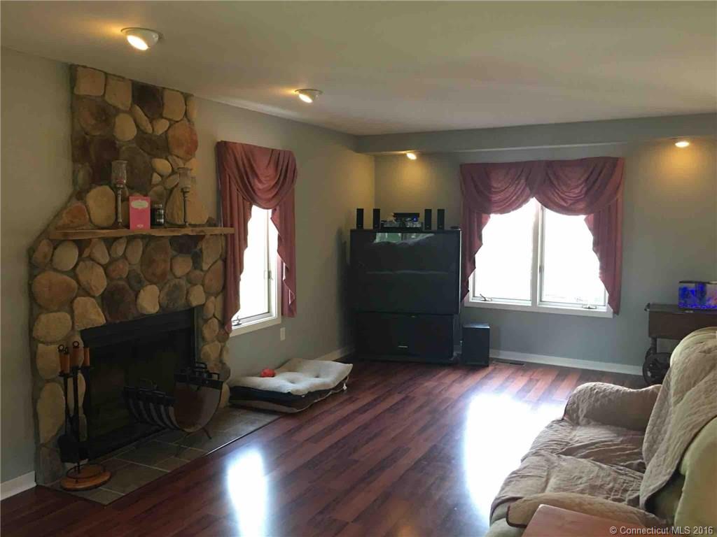 InnovProp's tweet image. Listed for $269,900 (Middletown,CT) 3 bedroom, 1/2 bath, pool and large deck OPEN HOUSE THIS SUNDAY 1pm to 3pm!