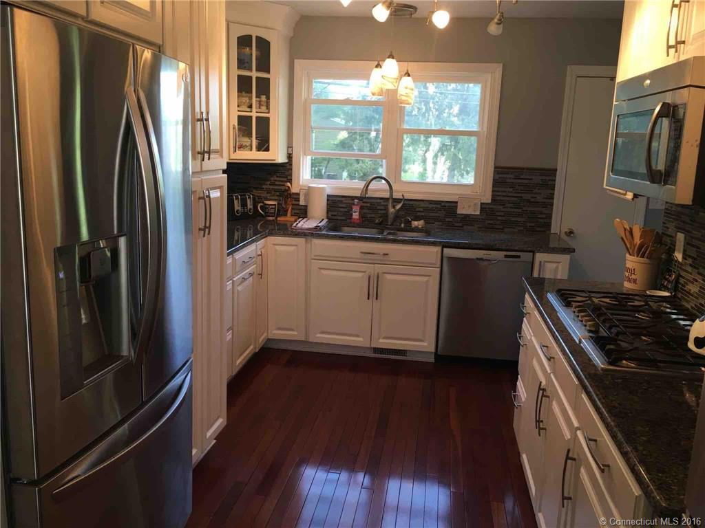 InnovProp's tweet image. Listed for $269,900 (Middletown,CT) 3 bedroom, 1/2 bath, pool and large deck OPEN HOUSE THIS SUNDAY 1pm to 3pm!