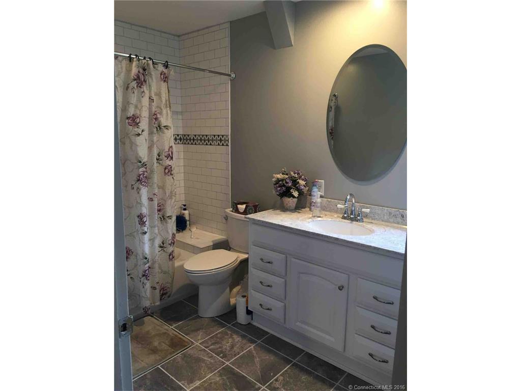 InnovProp's tweet image. Listed for $269,900 (Middletown,CT) 3 bedroom, 1/2 bath, pool and large deck OPEN HOUSE THIS SUNDAY 1pm to 3pm!