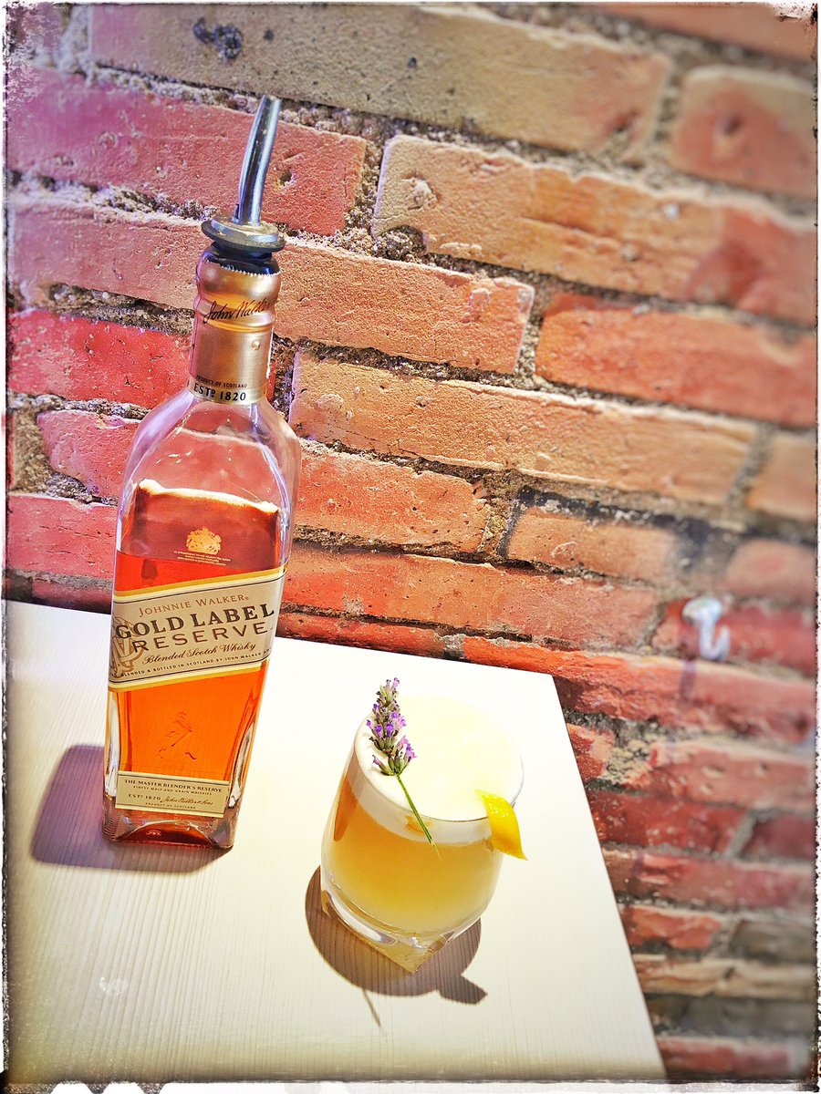 Cocteleria floral al #Maverick! Provant per la nova carta! #johnniewalker #goldreserve #jwglr #keepwalking #figueres