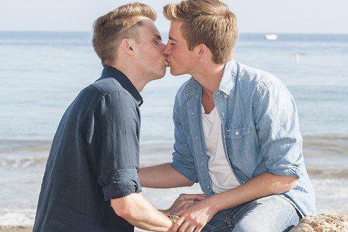 объятия двух мужчин. гомосексуальные мужчины. мужики друг с другом видео. любовь двух парней. мужская любовь.