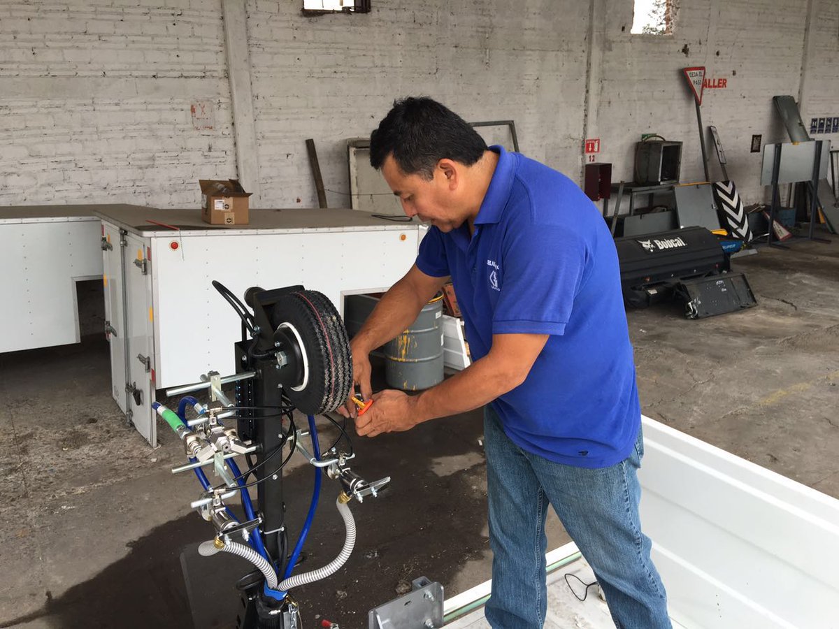 EquiposChakong's tweet photo. Entrega, montaje y capacitación Graco RoadPak8, contactanos! Chakong México @GracoInc @GracoPaintSpray https://t.co/bwHZpEV7tj