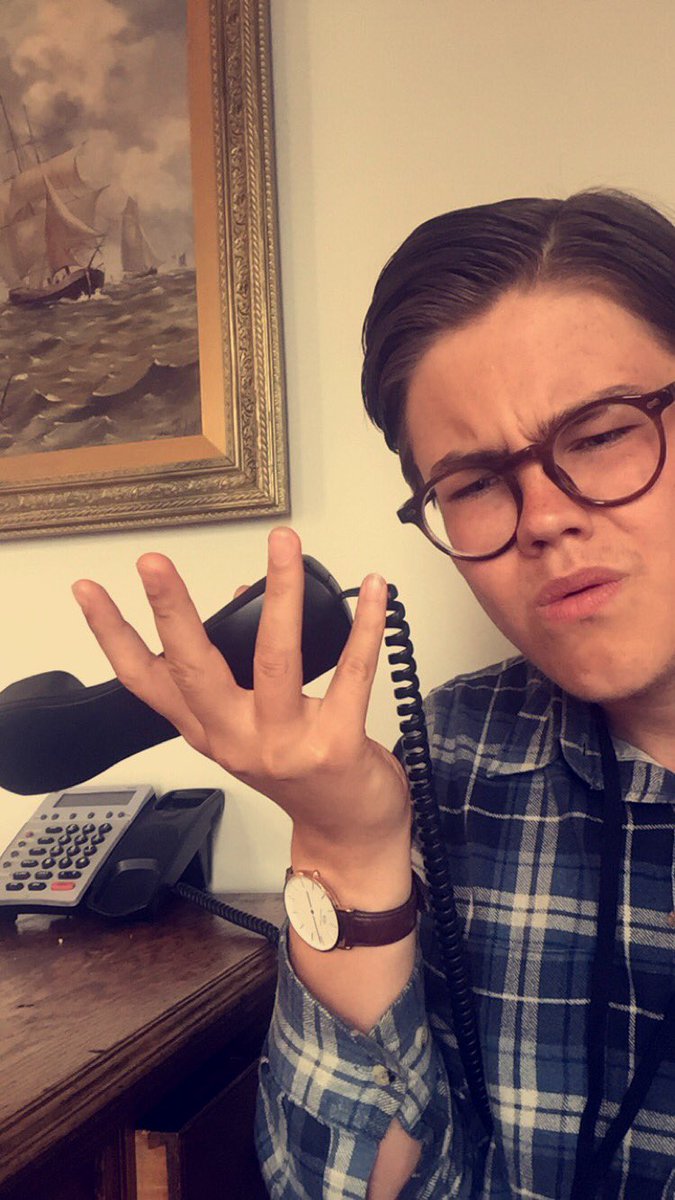 *afi fær hjartaáfall*

*ég hringi í 112*

Afi: pff þessi unga kynslóð alltaf í símanum

Ég: