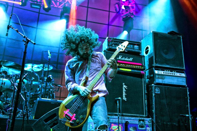 brooklynvegan's tweet image. Dinosaur Jr share every guitar solo from new LP, add NYC release show ++ pics from The Cap brooklynvegan.com/dinosaur-jr-sh…