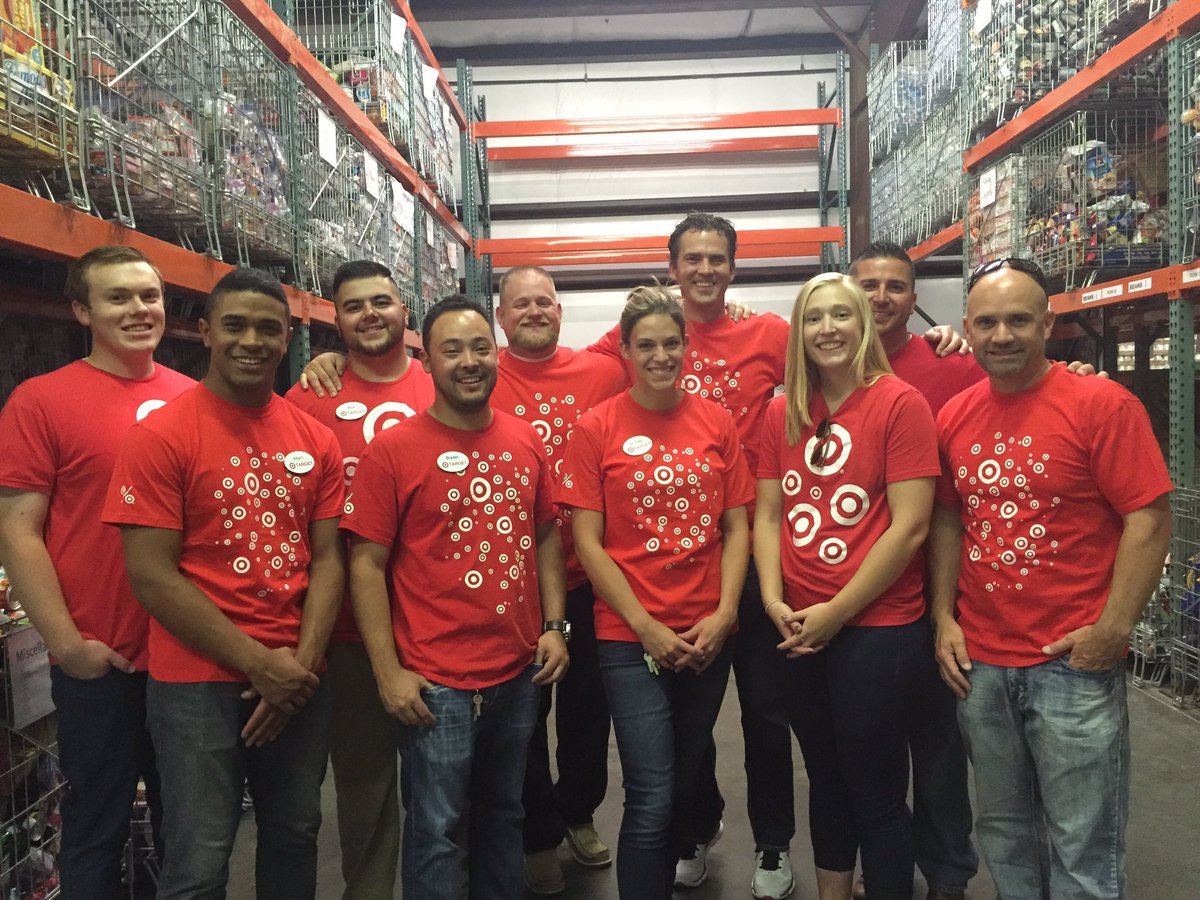 Volunteering with these great leaders and interns. <a href="/OneEyedLance/">Lance Leithead</a> <a href="/r_d_parsons/">RD Parsons</a> @LReedTarget,<a href="/tlynngerard/">Tiffany Gerard</a>
