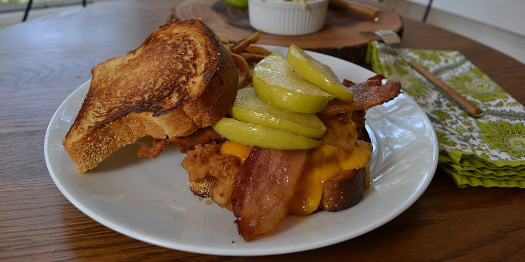 KamsChiliSauce's tweet image. #friedchicken #applepie Sammy with Cheddar Cheese, Bacon with @KamsChiliSauce on Toasted Brioche.