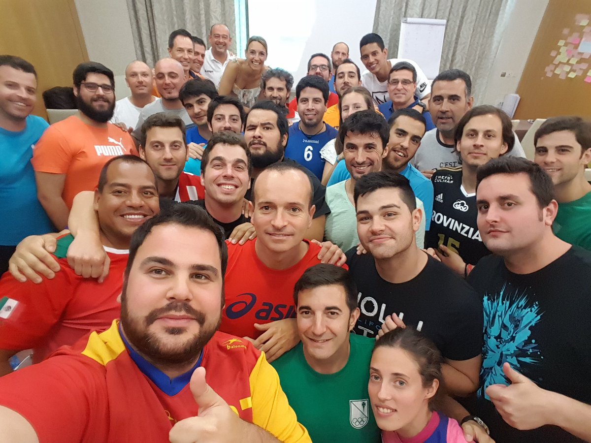 Patri_Psicologa's tweet photo. Qué grupo más "apañao" #CEN2016 de la @RFEBalonmano Gracias a todos!!! https://t.co/Go354146N6