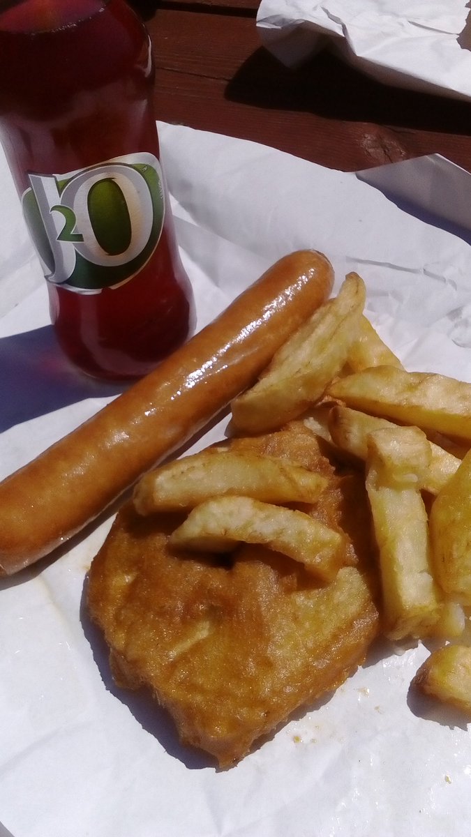 AmandaFarrarrrr's tweet photo. Had a lovely lunch today in the park #hottestdayoftheyear #heatwave #melting https://t.co/pqJ0Nezz7L