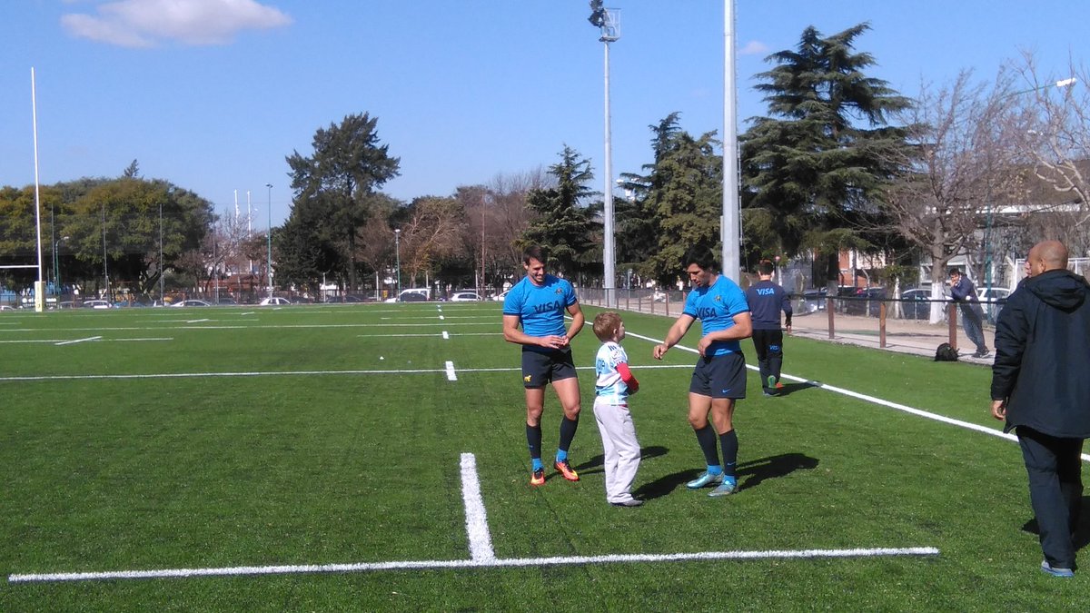 #LosPumas7s Imhoff y Moroni firmándole la camiseta al hijo de Pablo Gómez Cora.