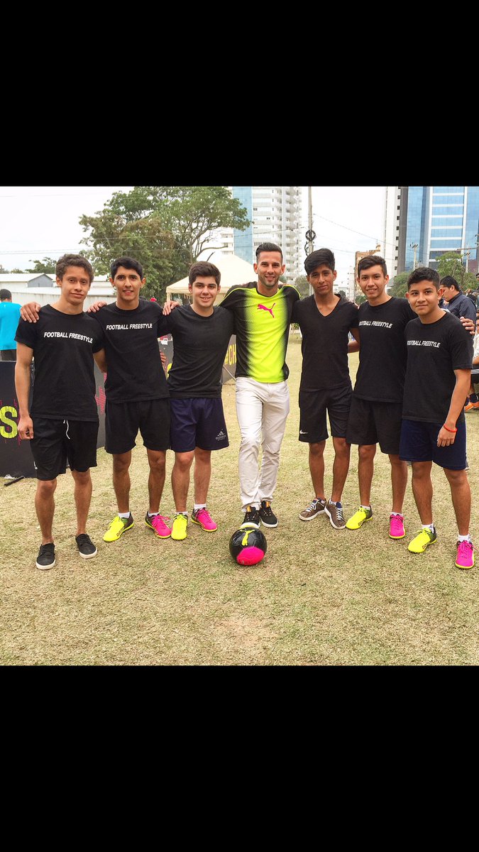 AleMelean's tweet photo. Con los jovenes soccer freestylers en la Copa Tricks ⚽️😳👍🏼 #ForeverFaster #ElDeporteNosMueveFP #Puma #ChooseTricks https://t.co/mzgfgULLjk