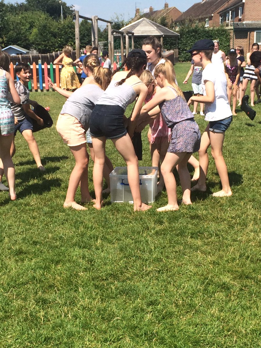 Wootton6BC's tweet photo. Everyone lending a helping hand! @wootton6l https://t.co/71K52OJ2cZ