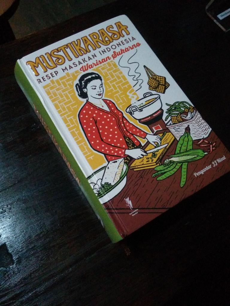 KomunitasBambu's tweet photo. buku baru kami kawan @bukabuku @kineruku @radiobuku #Mustikarasa Resep Masakan Indonesia Warisan Sukarno https://t.co/TqE6iTgKWK