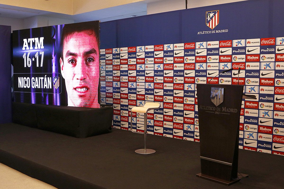Atleti's tweet photo. ¡Diez minutos para el comienzo de la presentación de @nicogaitan! 
¡Todo listo! 👍😉 #BienvenidoGaitán https://t.co/PtQafm0ux0