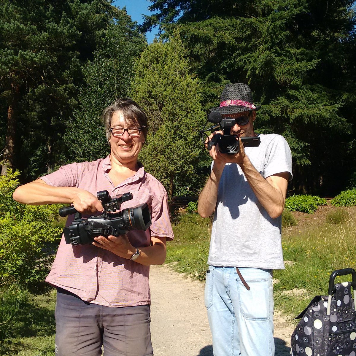 Radio_Mind's tweet photo. Scorching day @BedgeburyP making a film about my @ForestArtWorks  Steve &amp; Gareth #jof @ResearchUAL  @JerwoodJVA https://t.co/wf7RQqo72P