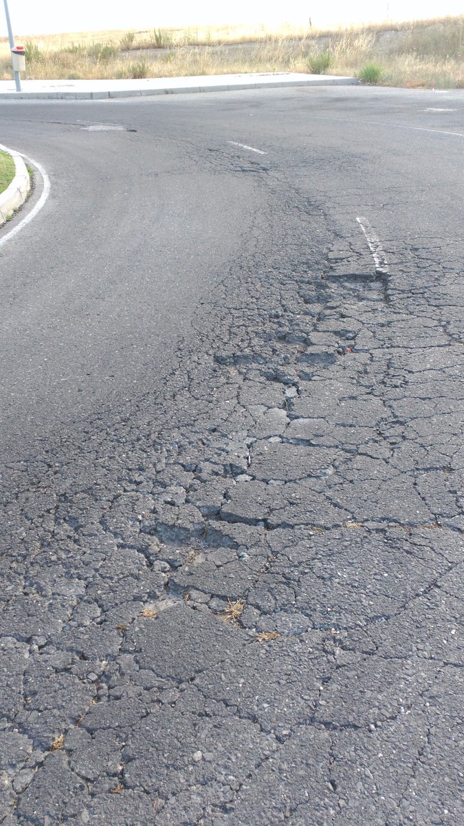 Lamentable estado de las calles del Campus de #Cáceres, <a href="/infouex/">UEx</a> : baches, señales, tierra en asfalto, pintura...