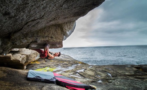 Historic V11 send in Calabogie, Ontario, and east coast road trip gripped.com/news/philip-qu… <a href="/mec/">MEC</a> <a href="/FlashedClimbing/">Flashed Climbing</a>
