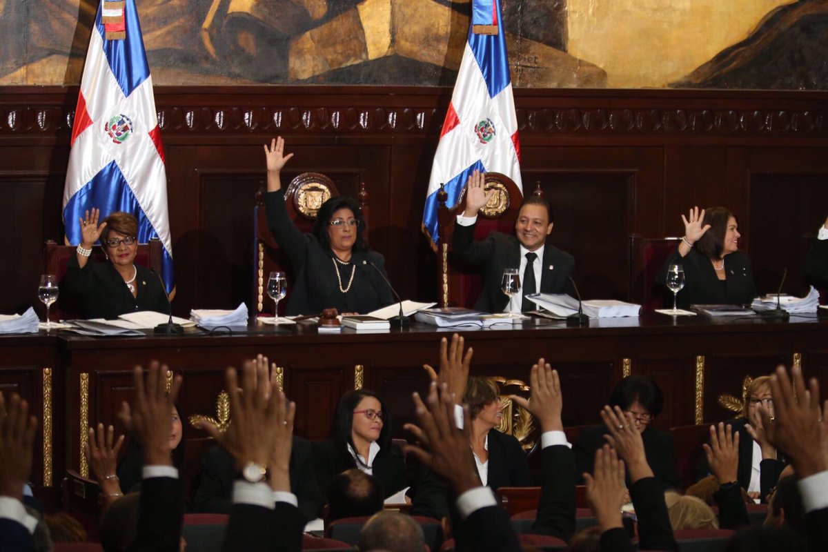 ProPuebloLF's tweet photo. Asamblea Nacional proclama a @DaniloMedina y @margaritacdf como Presidente y Vicepresidenta, según la Constitución. https://t.co/4OkifaymKb