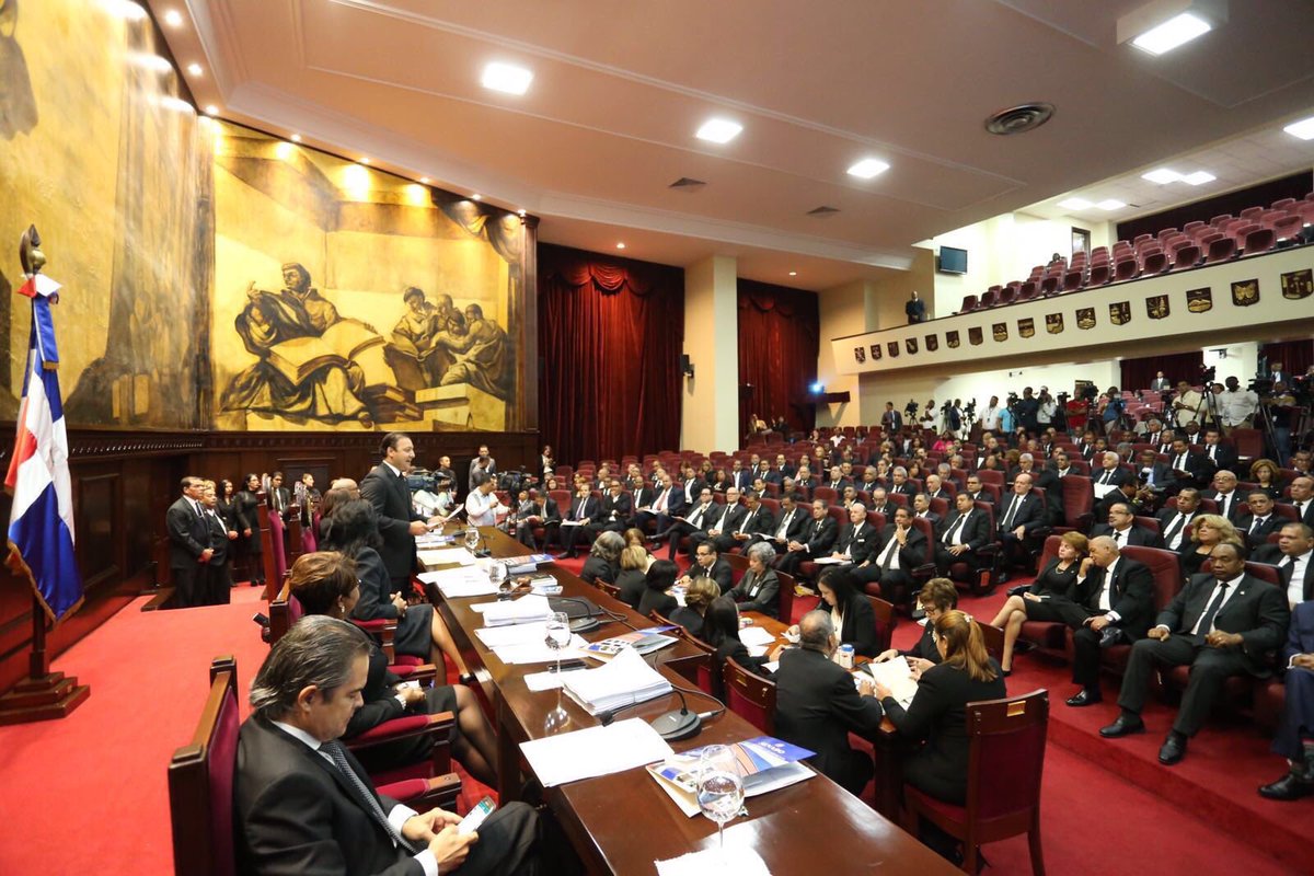 ProPuebloLF's tweet photo. Asamblea Nacional proclama a @DaniloMedina y @margaritacdf como Presidente y Vicepresidenta, según la Constitución. https://t.co/4OkifaymKb