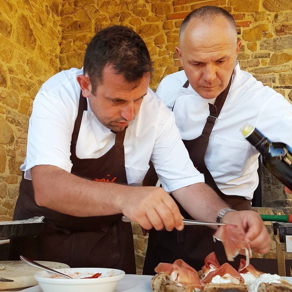 biancatecchiati's tweet image. L'ultimo tocco @ofioremio #LaBuonaPizza #dievole #pizzalovers @dievole @olio_di_dievole @e… ift.tt/29MfPnq