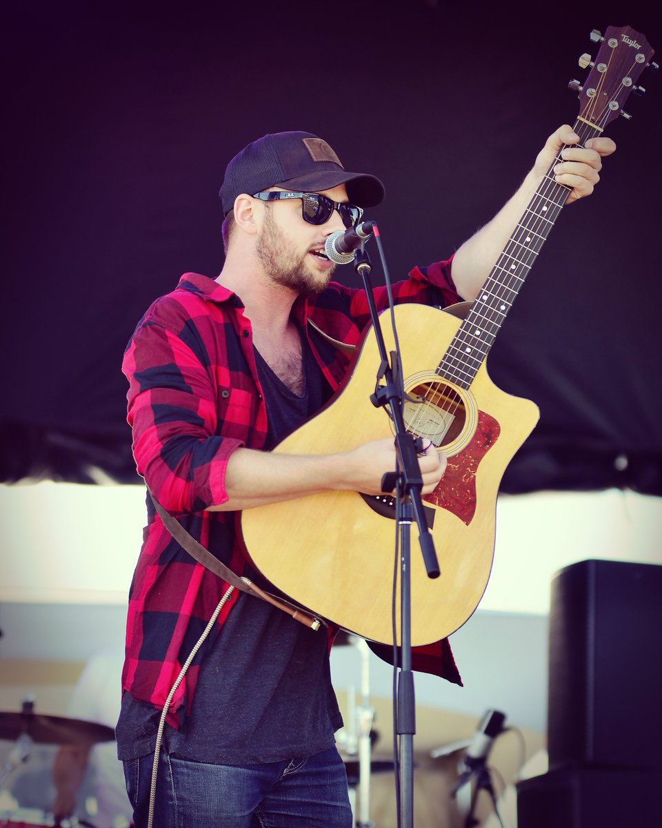 CMTMusicFest's tweet photo. Find out what @AndrewHyattBand named his guitar! We put him in the Hot Seat at #CMTMusicFest https://t.co/QAvgPde8Ev https://t.co/fSwF1o3yay