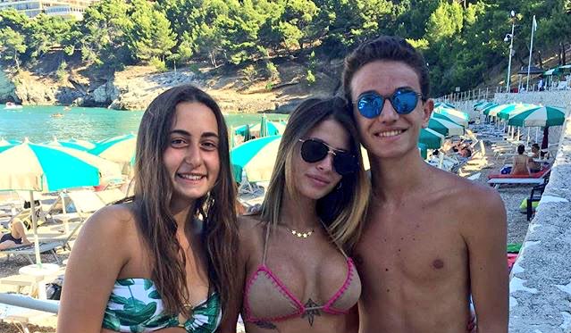 erfaina_'s tweet photo. Incontrare Chiara a Capri, ma sei la bellezza😍 @chiaranastiof https://t.co/vT82fVJNQ2