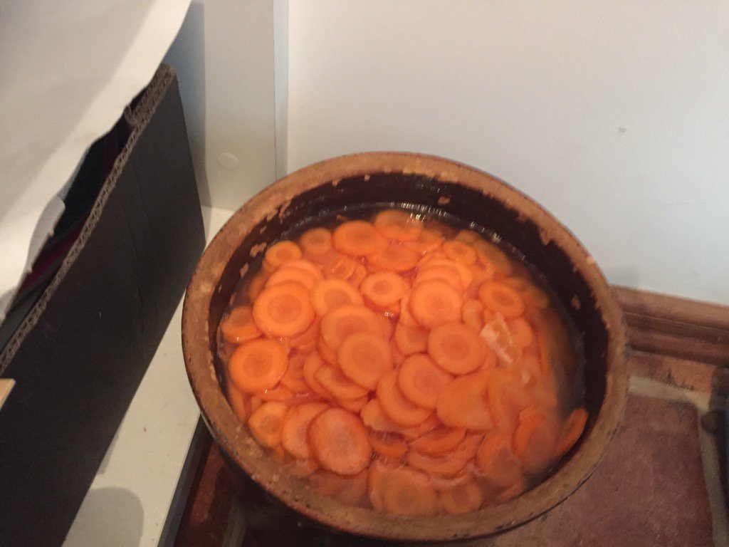 jmajczuk's tweet image. Mój serdeczny przyjaciel zakisił marchew, wygląda i pachnie obiecująco 👍👌😀 #kisimy #marchew #wkuchni