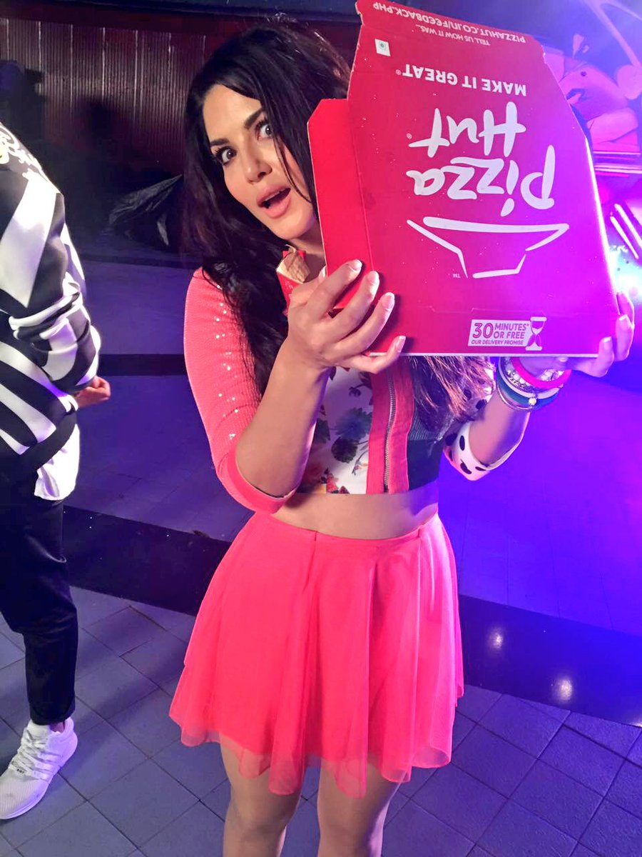 SunnyLeone's tweet photo. Haha got pizza-look at it-was caught-didnt eat it so I just smelled pizza.I think @MANJmusik wanted pizza too! Lol https://t.co/qlbovxLAyM