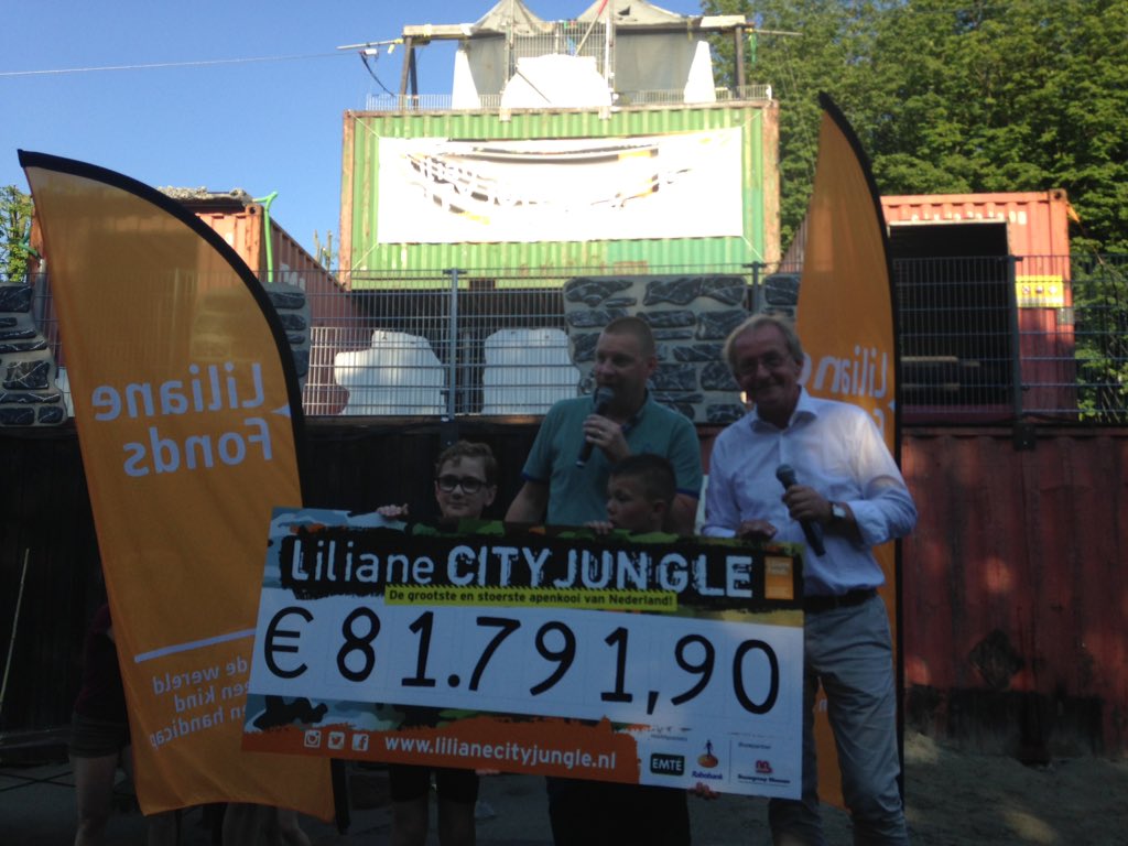EdwinSmolders's tweet photo. Geweldig met @cjvandenbroek &amp; Kids @RugbyTheDukes fantastisch voorlopig eindbedrag @LFcityjungle bekend te maken! https://t.co/3waOhFPBUo