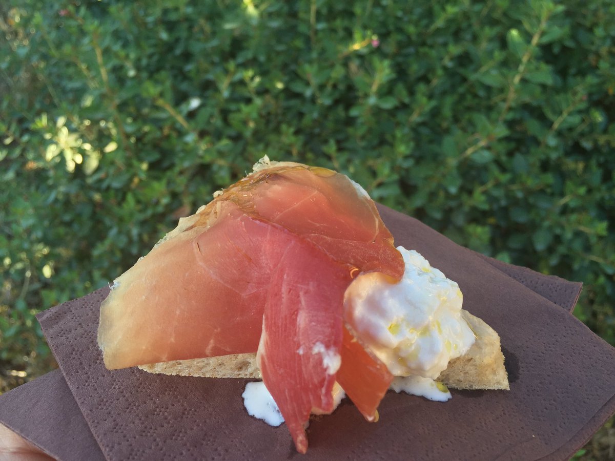 tuscanybuzz's tweet image. Pizza gourmet di O'fiore mio e vini @Dievole connubio eccezionale per #lamiapizza #toscana