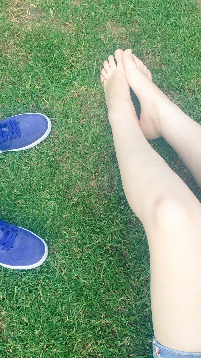FinneyEmma's tweet photo. Spent all day in the sun and still white! 😂 https://t.co/VWMQnqyFGP