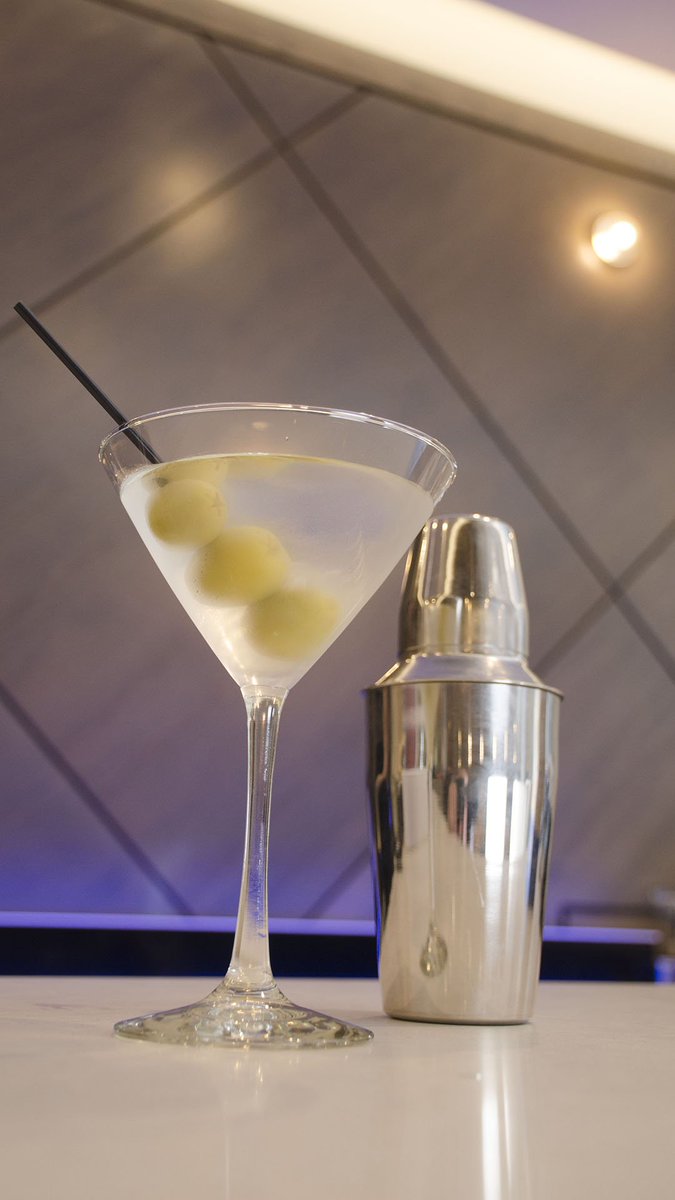BnapoliItalian's tweet photo. Una mela al giorno toglie il medico di torno. (apple/day keeps the doc away) or perhaps an apple martini from us! ;) https://t.co/zqrtGHRQtU