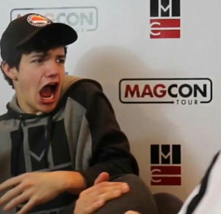 cutieaaronc's tweet photo. When Cameron hits Aaron 😂 https://t.co/2qISEgLsm0