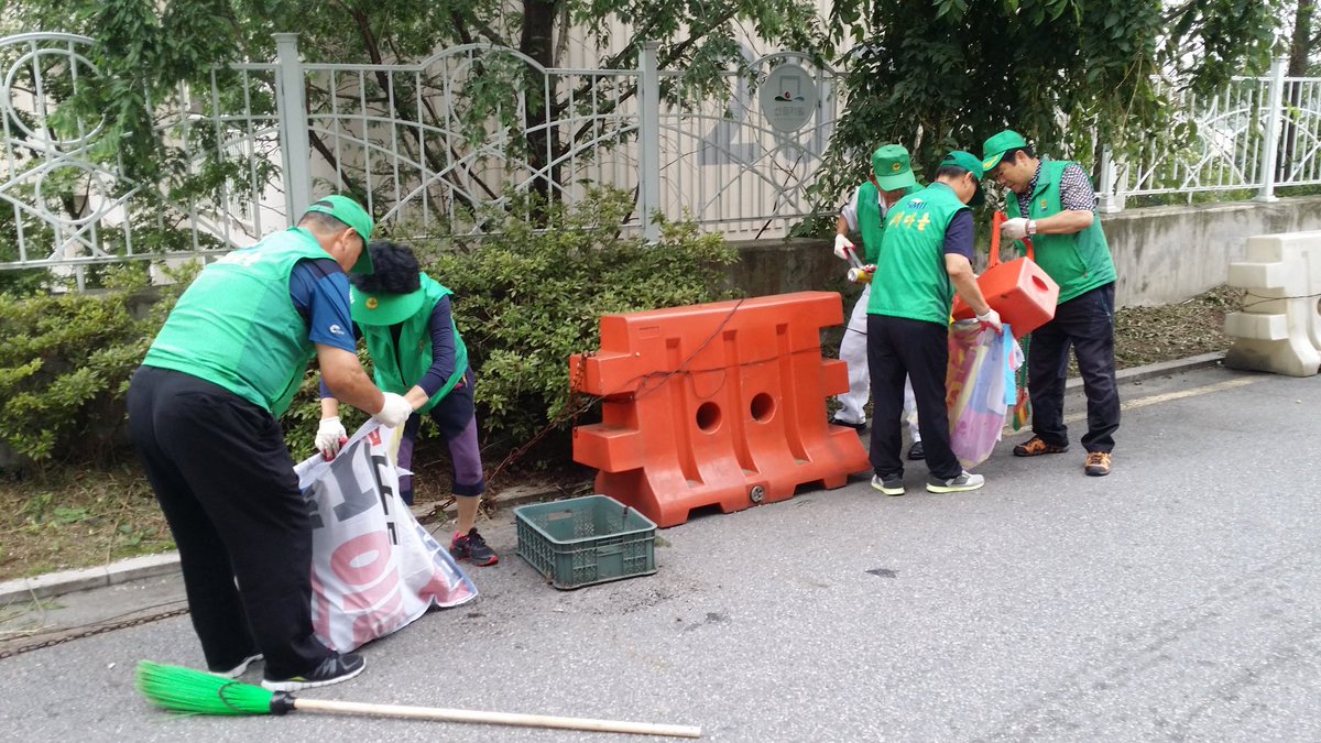 오늘아침7시에태평3동주민센터에서시민대청소를하였습니다.단체위원님들께서많이나오시어환경정비를하니거리가깨끗해진것같습니다.~#성남시
