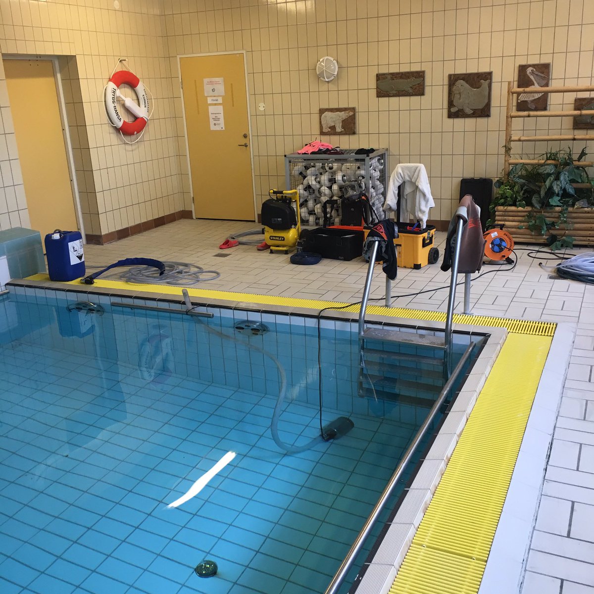 bfdykteam's tweet photo. Idag laga vi sprickor i en varmvattenbassängen på Tivolibadet i Kristianstad #lagabad @KrstdKommun https://t.co/QiX82DCwRj