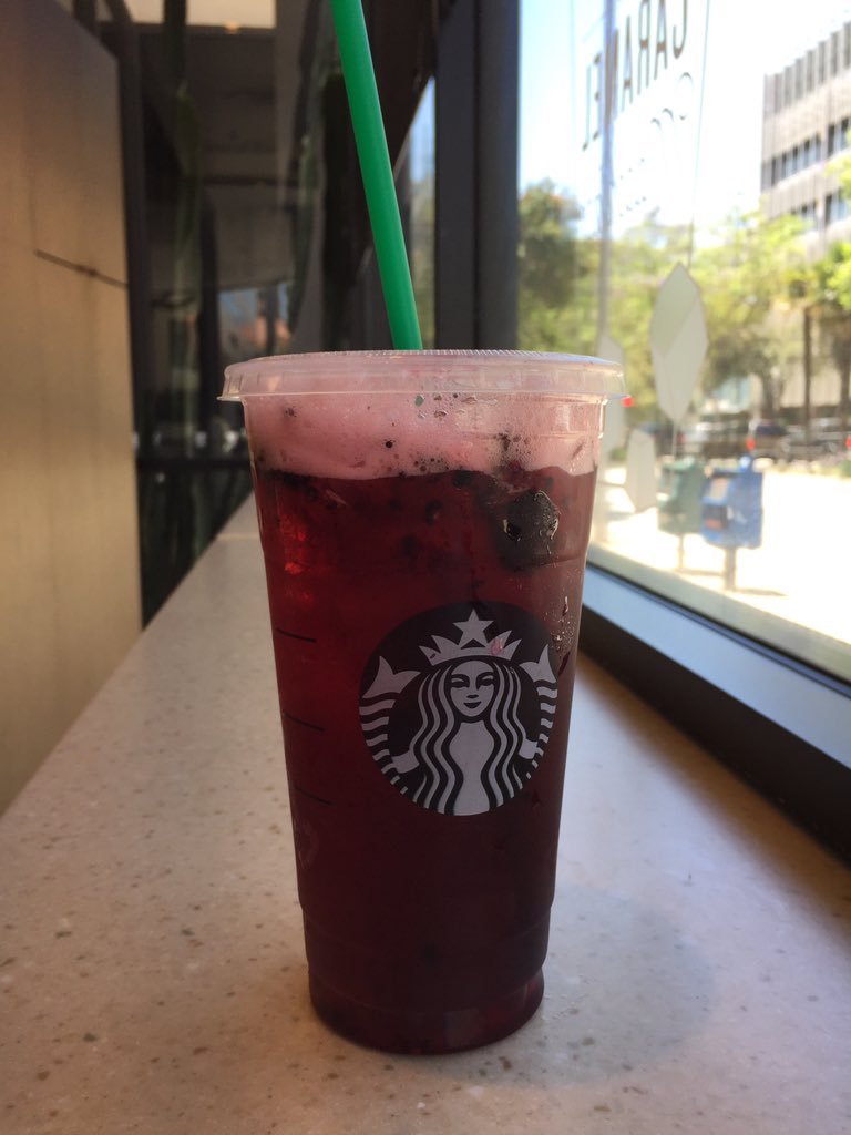 adrianemonster's tweet photo. White girl fix o'clock the day 💁🏼 #BasicIsBeautiful https://t.co/9grl0Z4Zug