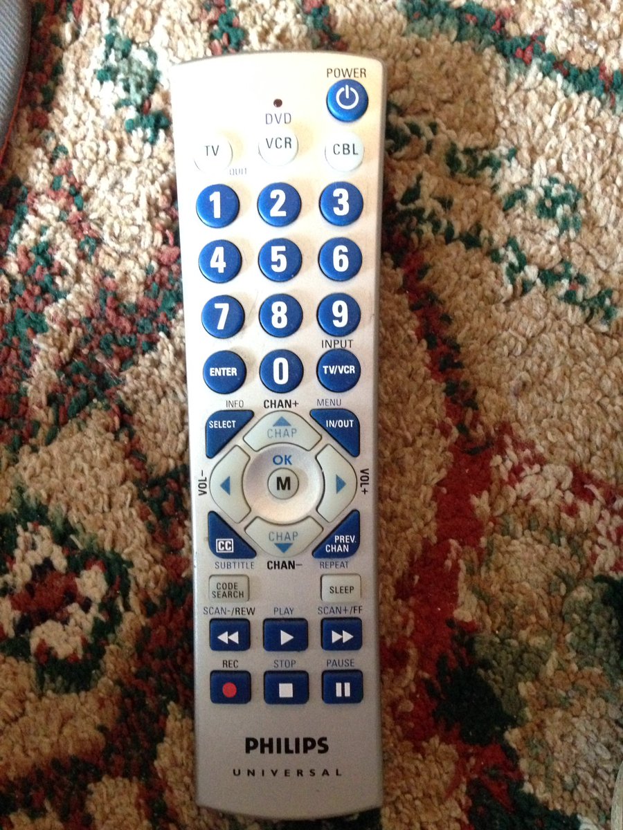 R1004P's tweet photo. @Philips_CL necesito ayuda para encontrar el codigo para un tv samsung para este control universal, favor ayudar 👏🏻 https://t.co/eOjRMXi2c0