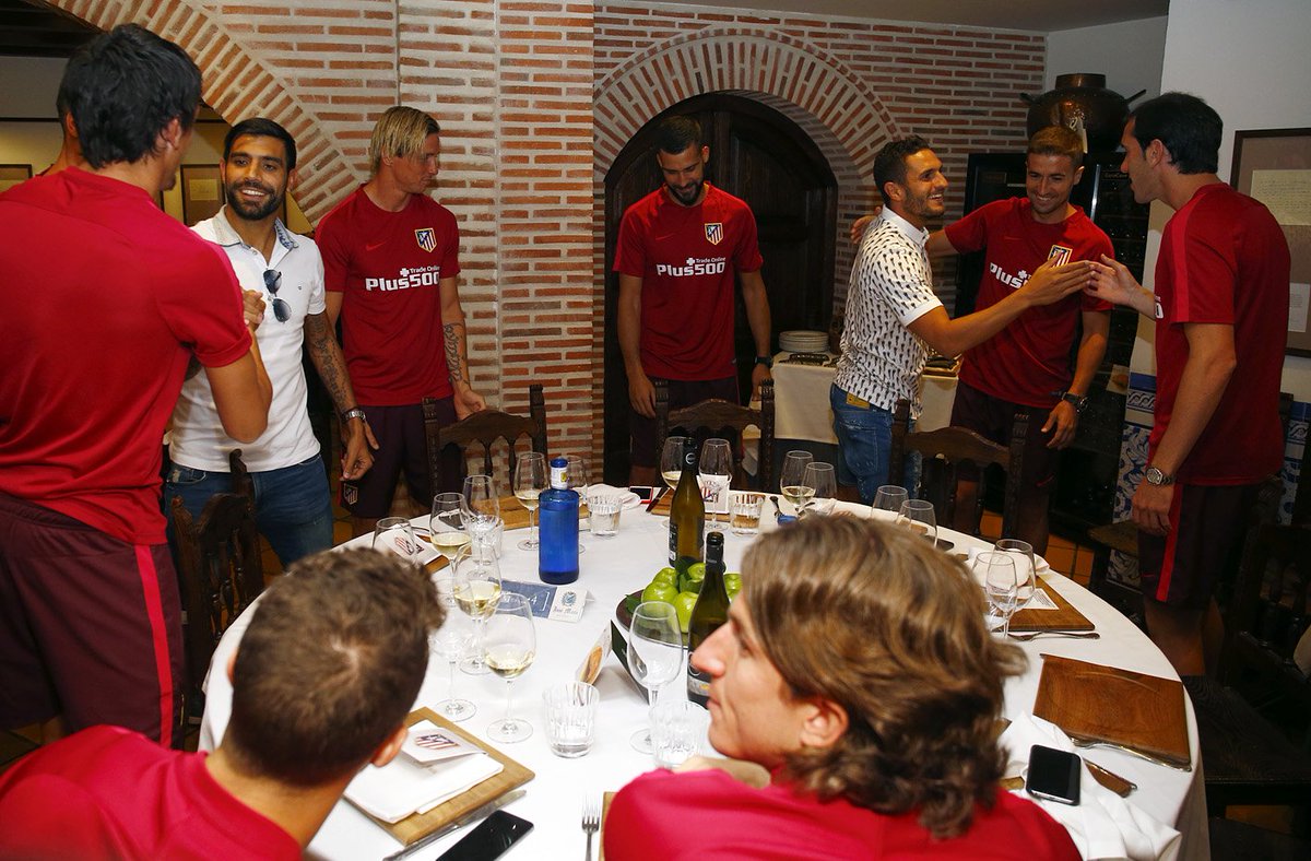 Atleti's tweet photo. . @Koke6 y @augusto12f, aún de vacaciones, se han acercado a @RteJoseMaria para cenar con el equipo. 😀 #AúpaAtleti https://t.co/Gk1enIhNor