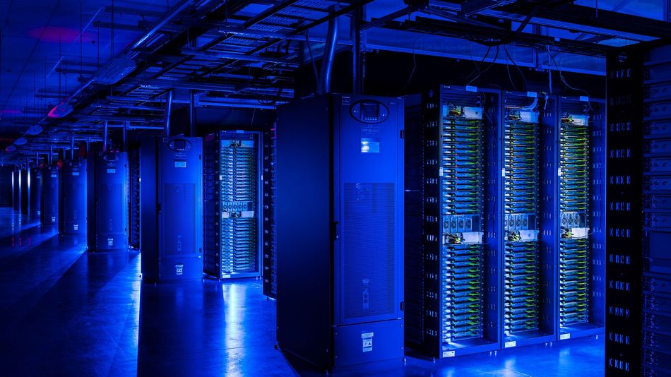 SocialMedia_bd's tweet photo. Inside the data center where Facebook trains and tests its apps.
#FacebookDataCenter #DataCenter https://t.co/T9KeptaNLT