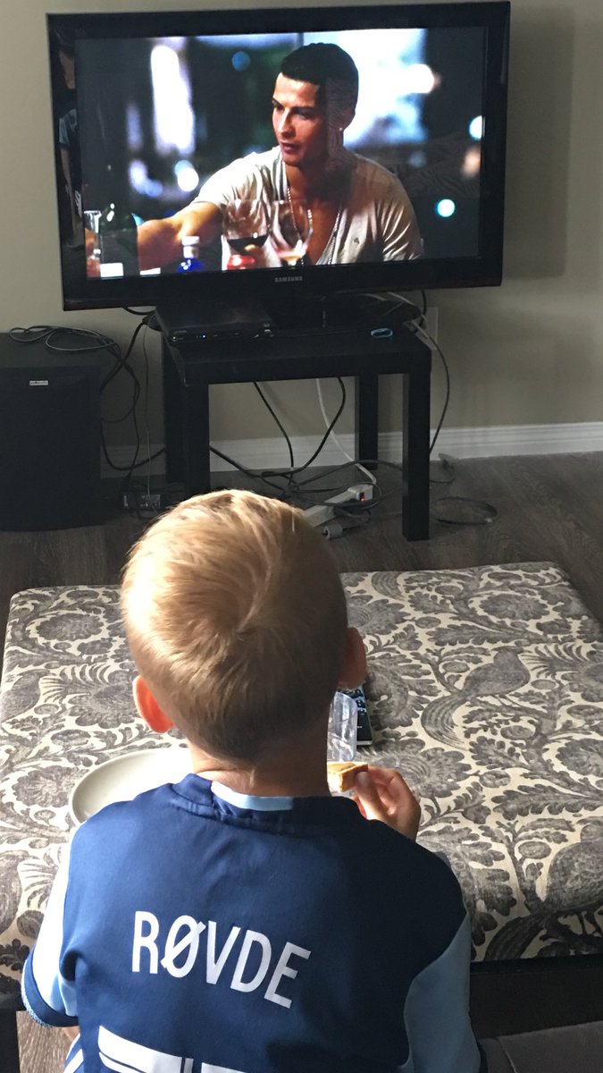 luccarovde's tweet image. I'm watching the @CR7CristianoCR7 movie on Netflix👍🏼