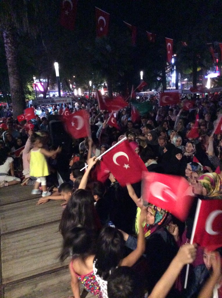 Gölcük halkı milli iradeye ve demokrasiye sahip çıkıyor.