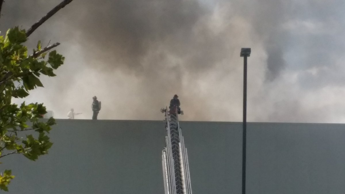 IAFF1314's tweet photo. Solar panel on fire at 350 Commerce Drive @ABC6 @wpri12 @NBC10 #FallRiver #PFFM_ALERT Quick knockdown by group 4 https://t.co/etDDICATTB